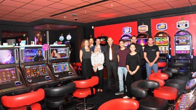 What games are available at the Vannes casino?